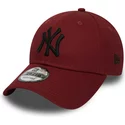 bone-curvo-vermelho-ajustavel-com-logo-preto-9forty-essential-da-new-york-yankees-mlb-da-new-era