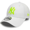 bone-curvo-branco-ajustavel-com-logo-verde-9forty-league-essential-neon-da-new-york-yankees-mlb-da-new-era