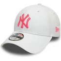 bone-curvo-branco-ajustavel-com-logo-rosa-9forty-league-essential-neon-da-new-york-yankees-mlb-da-new-era