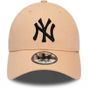 bone-curvo-rosa-claro-ajustavel-com-logo-preto-9forty-league-essential-da-new-york-yankees-mlb-da-new-era