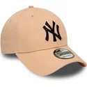 bone-curvo-rosa-claro-ajustavel-com-logo-preto-9forty-league-essential-da-new-york-yankees-mlb-da-new-era