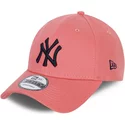 bone-curvo-rosa-ajustavel-com-logo-preto-9forty-league-essential-da-new-york-yankees-mlb-da-new-era