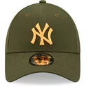 bone-curvo-verde-ajustavel-com-logo-laranja-9forty-league-essential-da-new-york-yankees-mlb-da-new-era
