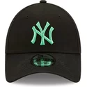 bone-curvo-preto-ajustavel-com-logo-verde-9forty-league-essential-da-new-york-yankees-mlb-da-new-era