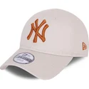 bone-curvo-bege-ajustavel-para-crianca-pequena-com-logo-castanho-9forty-league-essential-da-new-york-yankees-mlb-da-new-era
