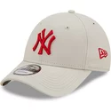 bone-curvo-bege-ajustavel-com-logo-vermelho-9forty-league-essential-da-new-york-yankees-mlb-da-new-era