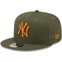bone-plano-verde-snapback-com-logo-laranja-9fifty-league-essential-da-new-york-yankees-mlb-da-new-era