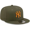 bone-plano-verde-snapback-com-logo-laranja-9fifty-league-essential-da-new-york-yankees-mlb-da-new-era