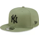 bone-plano-verde-snapback-com-logo-preto-9fifty-league-essential-da-new-york-yankees-mlb-da-new-era