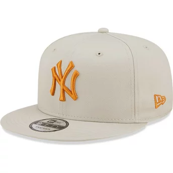 Boné plano bege snapback com logo laranja 9FIFTY League Essential da New York Yankees MLB da New Era