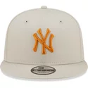 bone-plano-bege-snapback-com-logo-laranja-9fifty-league-essential-da-new-york-yankees-mlb-da-new-era