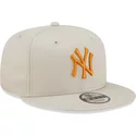 bone-plano-bege-snapback-com-logo-laranja-9fifty-league-essential-da-new-york-yankees-mlb-da-new-era