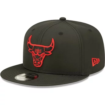 Boné plano preto snapback com logo vermelho 9FIFTY Neon Pack da Chicago Bulls NBA da New Era