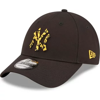 Boné curvo preto ajustável com logo amarelo 9FORTY Seasonal Infill da New York Yankees MLB da New Era