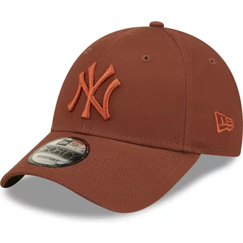 Boné curvo castanho ajustável com logo castanho 9FORTY League Essential da New York Yankees MLB da New Era
