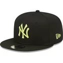 bone-plano-preto-snapback-com-logo-verde-9fifty-league-essential-da-new-york-yankees-mlb-da-new-era