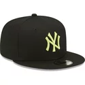 bone-plano-preto-snapback-com-logo-verde-9fifty-league-essential-da-new-york-yankees-mlb-da-new-era