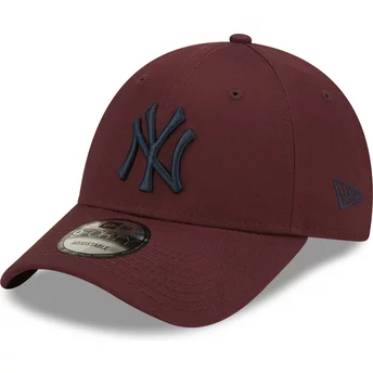 Boné curvo grená ajustável com logo azul marinho 9FORTY League Essential da New York Yankees MLB da New Era