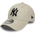 bone-curvo-bege-ajustavel-com-logo-preto-9forty-league-essential-da-new-york-yankees-mlb-da-new-era