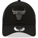 bone-trucker-preto-com-logo-preto-9forty-a-frame-tonal-da-chicago-bulls-nba-da-new-era
