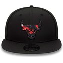 bone-plano-preto-snapback-com-logo-vermelho-9fifty-print-infill-da-chicago-bulls-nba-da-new-era