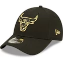 bone-curvo-preto-ajustavel-com-logo-dourado-9forty-metallic-da-chicago-bulls-nba-da-new-era