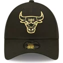 bone-curvo-preto-ajustavel-com-logo-dourado-9forty-metallic-da-chicago-bulls-nba-da-new-era