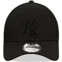 bone-curvo-preto-snapback-com-logo-preto-9forty-league-essential-da-new-york-yankees-mlb-da-new-era