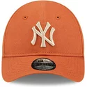 bone-curvo-laranja-ajustavel-para-crianca-pequena-com-logo-bege-9forty-league-essential-da-new-york-yankees-mlb-da-new-era