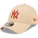 bone-curvo-bege-ajustavel-com-logo-castanho-9forty-league-essential-da-new-york-yankees-mlb-da-new-era