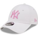 bone-curvo-branco-ajustavel-com-logo-rosa-para-crianca-9forty-league-essential-da-new-york-yankees-mlb-da-new-era
