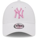 bone-curvo-branco-ajustavel-com-logo-rosa-para-crianca-9forty-league-essential-da-new-york-yankees-mlb-da-new-era
