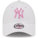 bone-curvo-branco-ajustavel-com-logo-rosa-para-crianca-9forty-league-essential-da-new-york-yankees-mlb-da-new-era