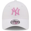 bone-curvo-branco-ajustavel-com-logo-rosa-9forty-league-essential-da-new-york-yankees-mlb-da-new-era