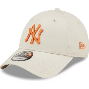 Boné curvo bege ajustável com logo laranja 9FORTY League Essential da New York Yankees MLB da New Era