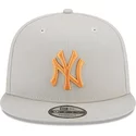 bone-plano-bege-snapback-com-logo-laranja-9fifty-side-patch-da-new-york-yankees-mlb-da-new-era