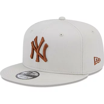 Boné plano bege snapback com logo castanho 9FIFTY League Essential da New York Yankees MLB da New Era
