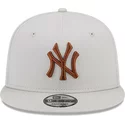 bone-plano-bege-snapback-com-logo-castanho-9fifty-league-essential-da-new-york-yankees-mlb-da-new-era