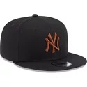 bone-plano-preto-snapback-com-logo-castanho-9fifty-league-essential-da-new-york-yankees-mlb-da-new-era