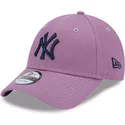 bone-curvo-violeta-ajustavel-com-logo-azul-marinho-9forty-league-essential-da-new-york-yankees-mlb-da-new-era