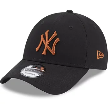 Boné curvo preto ajustável com logo castanho 9FORTY League Essential da New York Yankees MLB da New Era