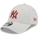 bone-curvo-bege-ajustavel-com-logo-vermelho-9forty-league-essential-da-new-york-yankees-mlb-da-new-era
