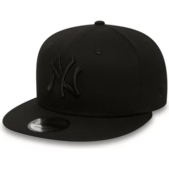 Boné plano preto snapback 9FIFTY Black on Black dos New York Yankees MLB da New Era