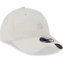 bone-curvo-bege-ajustavel-com-logo-bege-9twenty-mini-logo-da-new-york-yankees-mlb-da-new-era