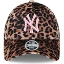 bone-curvo-leopardo-ajustavel-com-logo-rosa-para-mulheres-9forty-velour-da-new-york-yankees-mlb-da-new-era