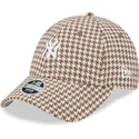 bone-curvo-castanho-e-branco-ajustavel-para-mulheres-9forty-houndstooth-da-new-york-yankees-mlb-da-new-era