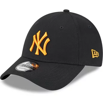Boné curvo preto ajustável com logo laranja 9FORTY League Essential da New York Yankees MLB da New Era