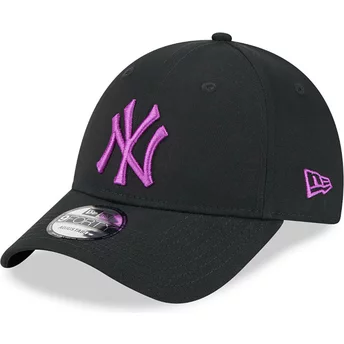 Boné curvo preto ajustável com logo violeta 9FORTY League Essential da New York Yankees MLB da New Era