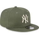 bone-plano-verde-snapback-com-logo-bege-9fifty-league-essential-da-new-york-yankees-mlb-da-new-era