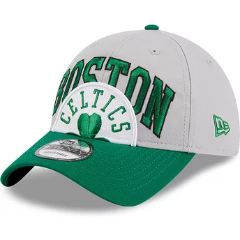 Boné curvo cinza e verde ajustável 9TWENTY Tip Off 2023 da Boston Celtics NBA da New Era